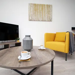  Apartment No 1 Marina Walk By Ssw 3br, Free Parking, Sleeps 5 Close To Marina, Centre, And M4